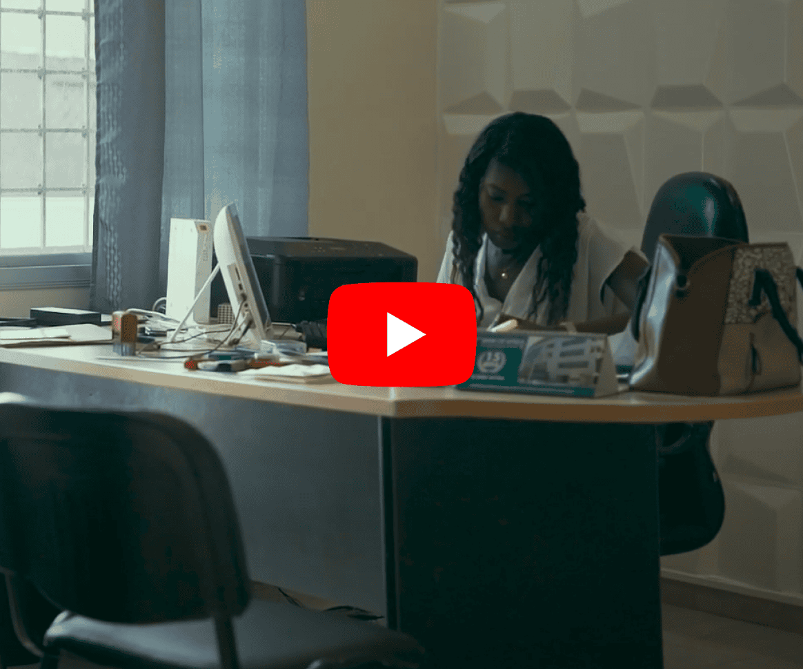 Asmaou qui travaille, assise à son bureau