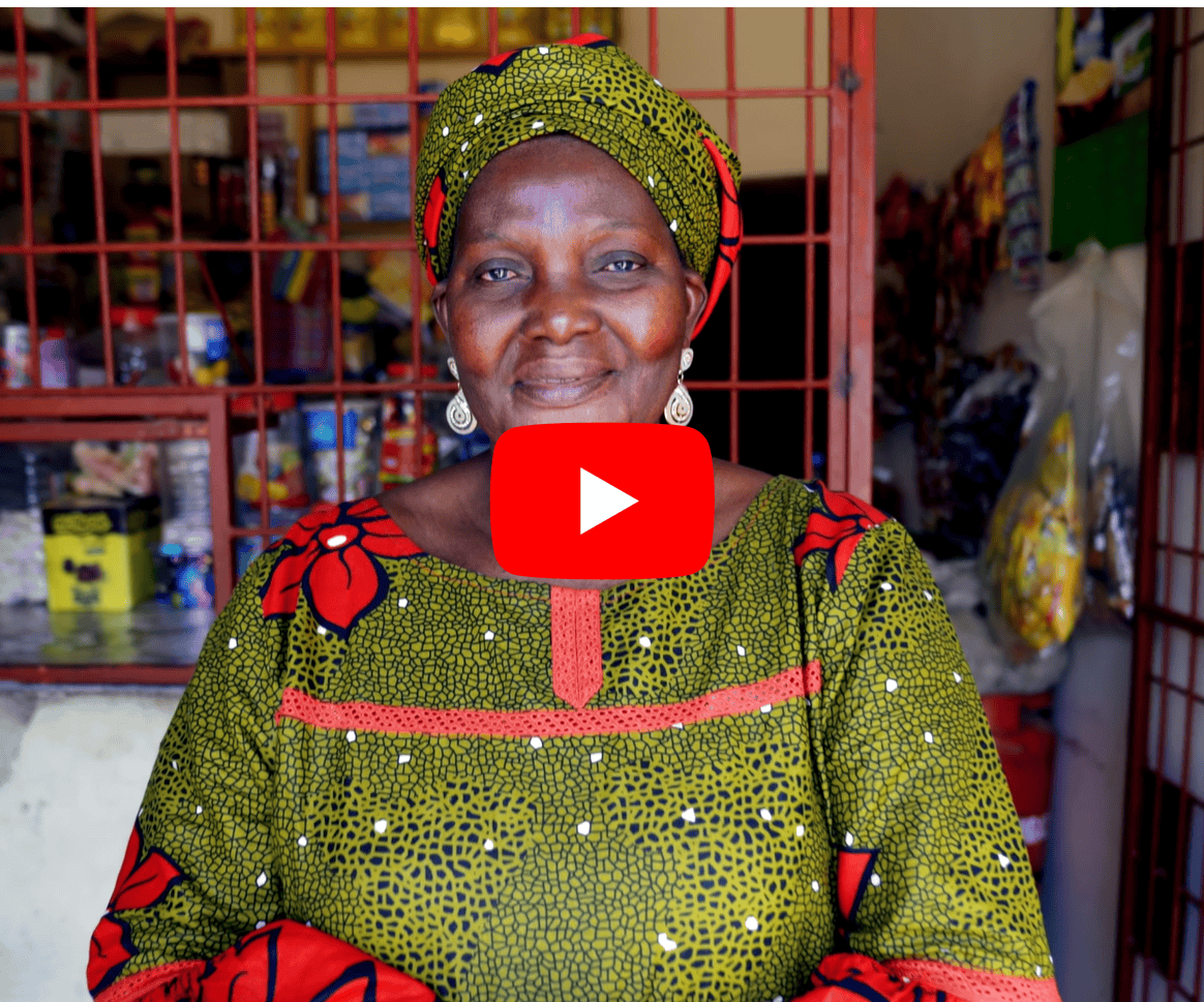 Marie-Thérèse dans son épicerie au Sénégal