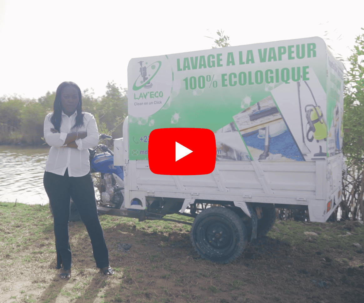 Mame Diarra devant son camion de lavage à vapeur écologique