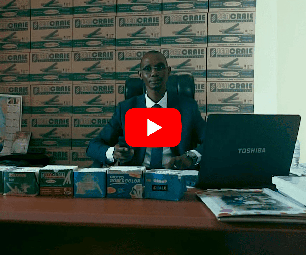 Papa Ibrahima assis à son bureau